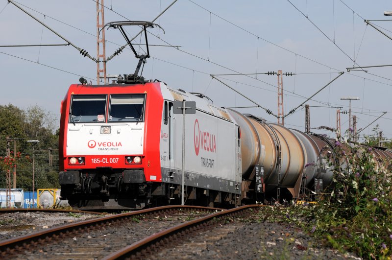 185-CL 007 hat mit einem Kesselwagenzug den Hafen von Duisburg-Ruhrort erreicht. 07.09.2009