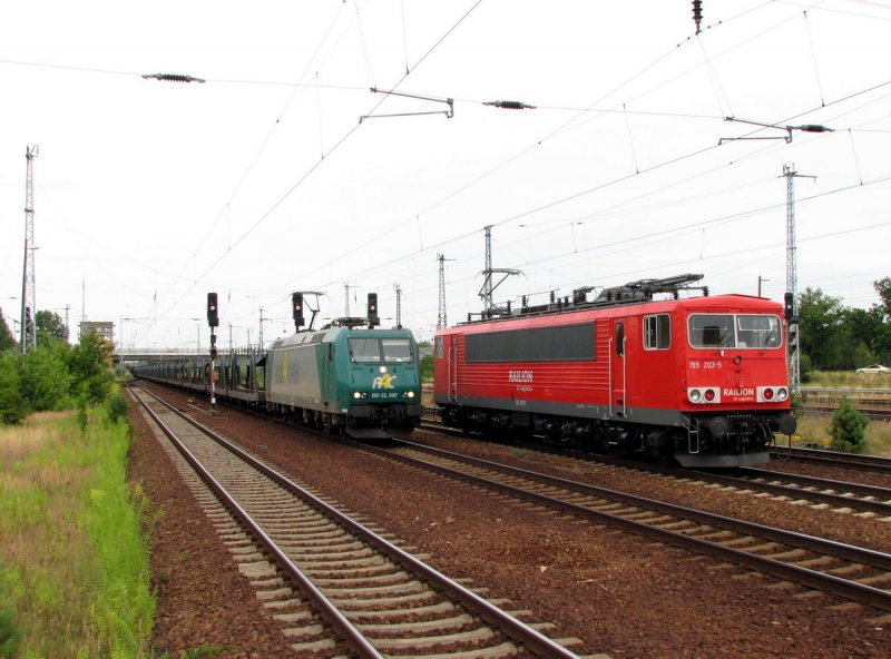 185-CL 007 (R4C) und 155 202 in Berlin Schnefeld (01.08.2006)