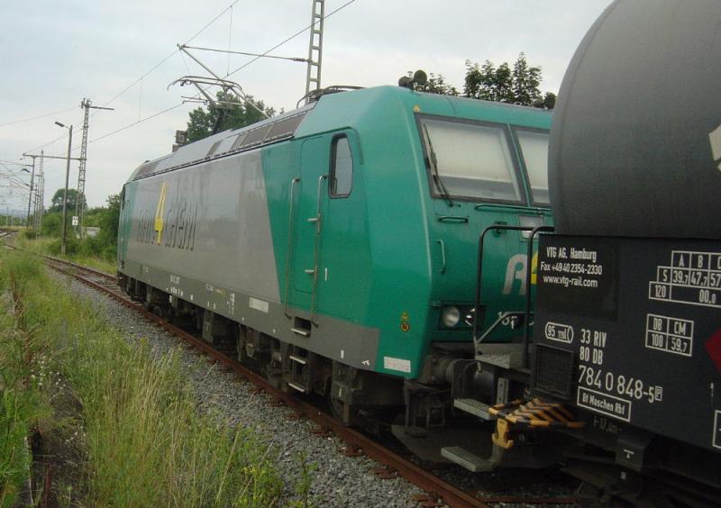 185-CL 007 der R4C verlsst als Umleiter mit einem Kesselwageng-Ganzzug den Bahnhof Smmerda. Fahrtziel ist Grokorbetha. Aufgenommen am Abend des 25.06.2005.