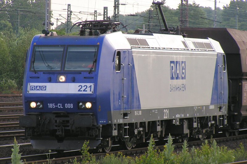 185-CL 008 (BR 185) Nummer 221 der RAG Bahn-Hafen (Ruhrkohle AG)  am 17.05.2004 in Bochum Langendreer unterwegs mit einem Kohlenwagenzug.