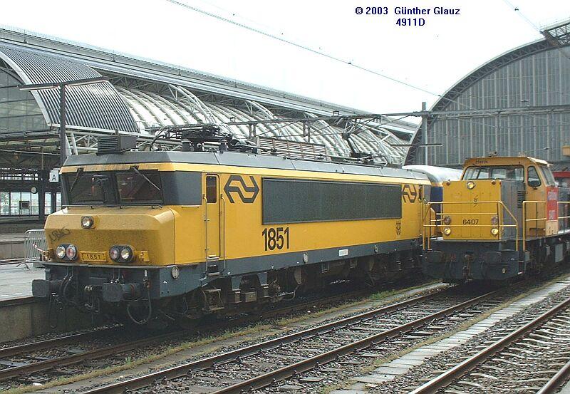 1851 und 6407 am 13.05.2002 im Bahnhof Amsterdam Centraal.