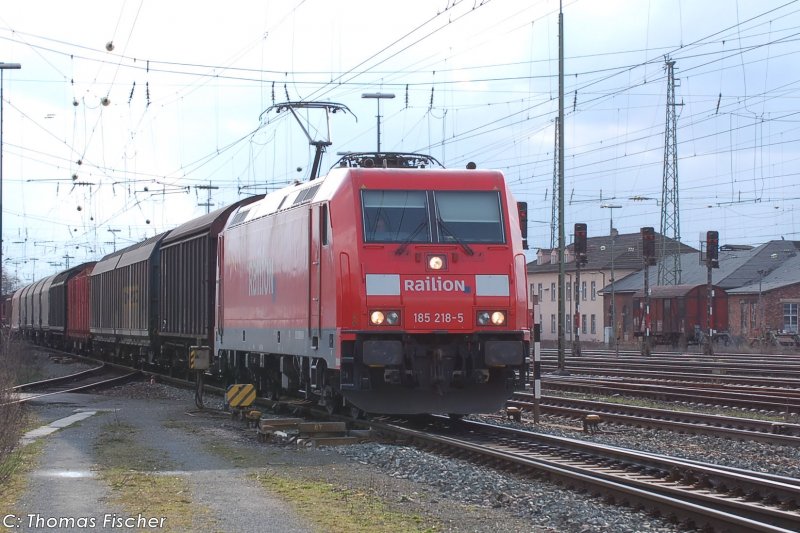 185_218 Bhf Lichtenfels Kbs 820/840 nach Saalfed/Saale unterwegs
( ohne Fernlicht) 06.04.2008