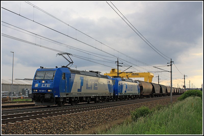 185.529 & 185.528 (LTE-Doppeltraktion) brachten am 19. Mai 2010 den mit Getreide beladenen GAG 47193 ein Stckchen zum Zielbahnhof Budapest Ferencvaros nher, hier zu sehen bei Amstetten.

