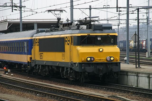 1857 verlt mit dem Schnellzug nach Den Haag den Bahnsteig 3 in Venlo; 24.03.2007