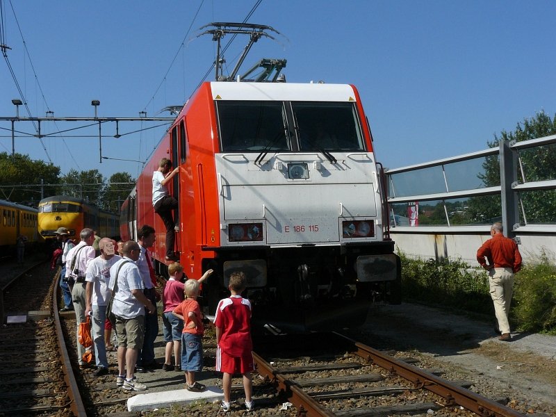 186 115 Lok f�r die Z�ge Amsterdam-Brussel. Hier fotografiert wegen Bahnhoffest 100 Jahre Bahnhofsgebaude Haarlem in Haarlem 30-08-2008.

