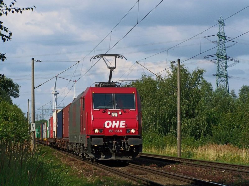 186 133  OHE  am 04.08.2009 mit Containerzug in Hamburg-Moorburg auf dem Weg nach Sden