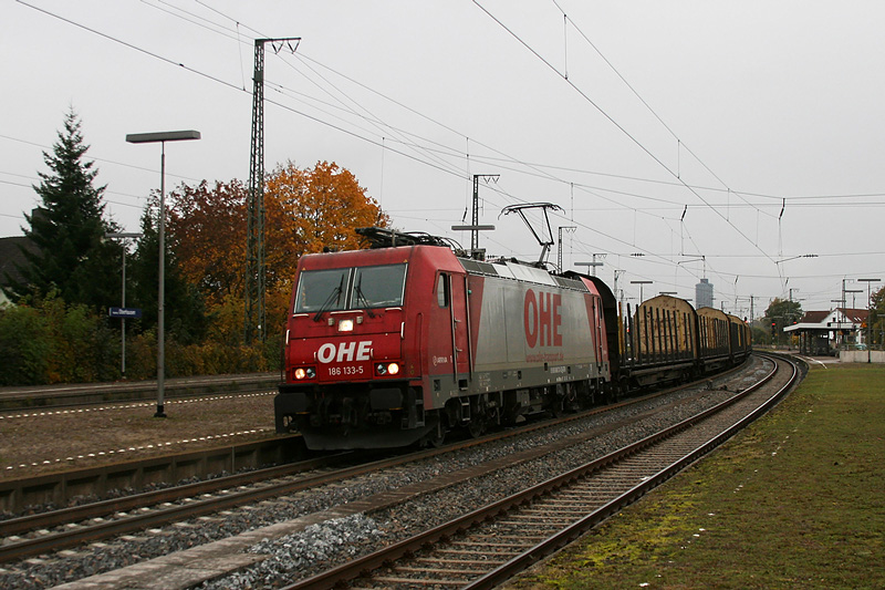 186 133 der OHE mit einem leeren Holzzug bei der Durchfahrt in Oberhausen. 25.10.2009