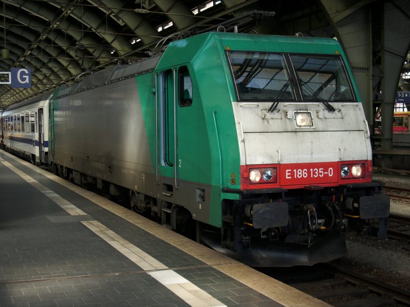 186 135 am 12.April 2009 mit dem Berlin-Warschau-Express in Berlin Ostbahnhof.