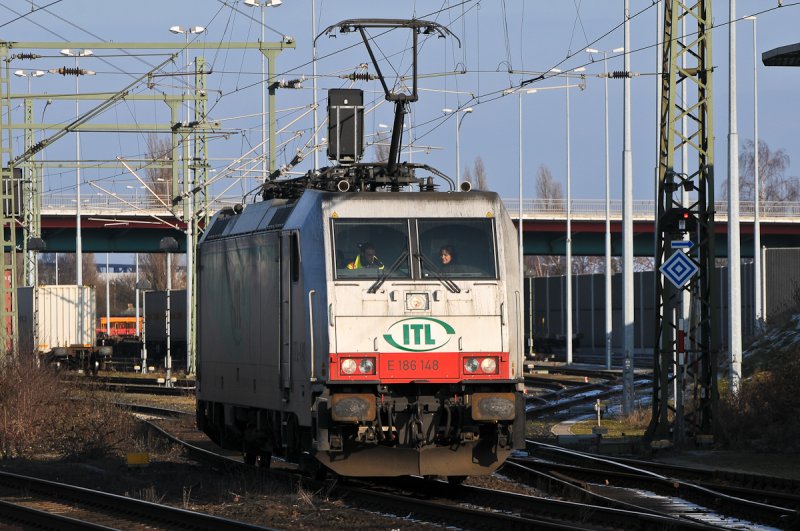 186 148 (ITL) hat einen Kontainerzug zum Logport nach Duisburg Rheinhausen gebracht. 31-01-2009