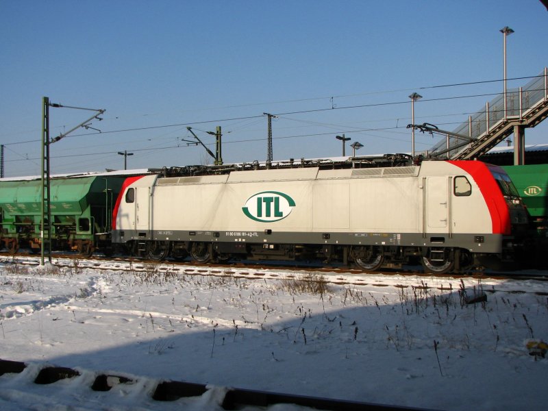 186 181-4 der ITL wartet auf Abfahrt im G�terbahnhof Dresden-Friedrichstadt.10.01.02.