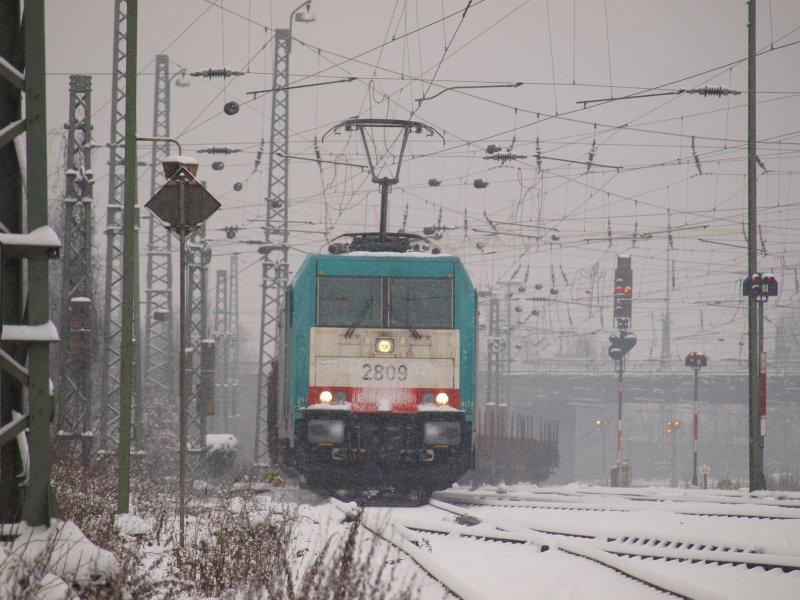 186 201 kommt von Belgien die Montzenroute runter mit leeren vierachsigen Rungenwagons bei dichten Schneetreiben in den Westbahnhof Aachen. 