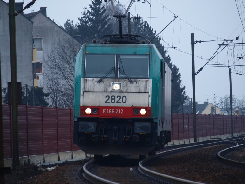 186 212 unterwegs vom Aachener Westbahnhof in Richtung Gemmenicher Tunnel und weiter nach Belgien. Seit Dezember 2008 ist die Strecke durchgehend elektrisch befahrbar, davor wurden die schweren Gterzge mit Br55 in Doppeltraktion die steile Strecke nach Belgien hochgezogen. 