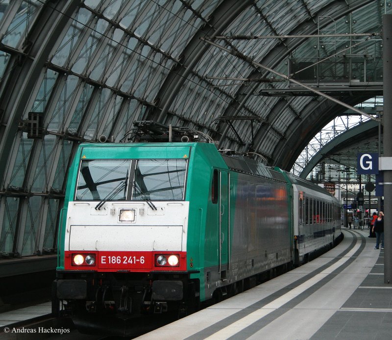 186 241-6 mit dem EC 46  Berlin Warschau Express  (Berlin Hbf-Warszawa Wschodnia) bei der Abfahrt Berlin Hbf am 3.8.09