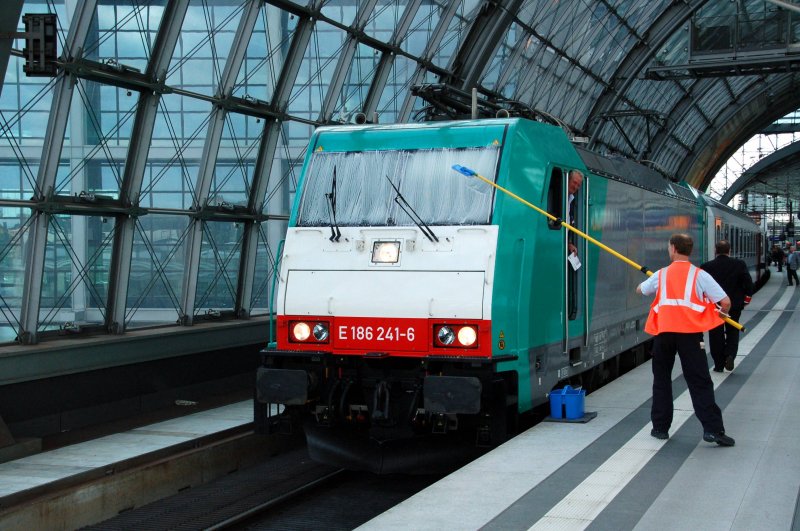 186 241 hat am 11.07.09 den EC 47 nach Berlin Hbf gebracht und wird nach der Scheibenreinigung...