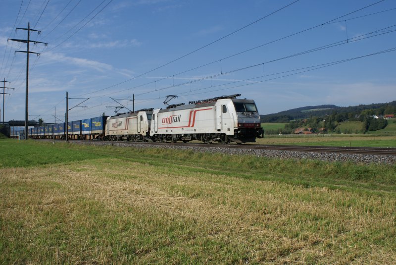 186 903-1 und 186 904-9 schleppen am 5.8.09 einen Containerzug von Wichtrach Richtung Mnsingen.