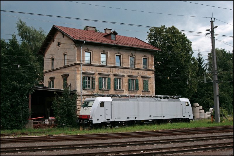 186 909 (9180 6186 909-8 D-BTK) steht abgestellt vor dem alten Wohnhaus(?). ber dem Gebude ziehen Gewitterwolken auf...