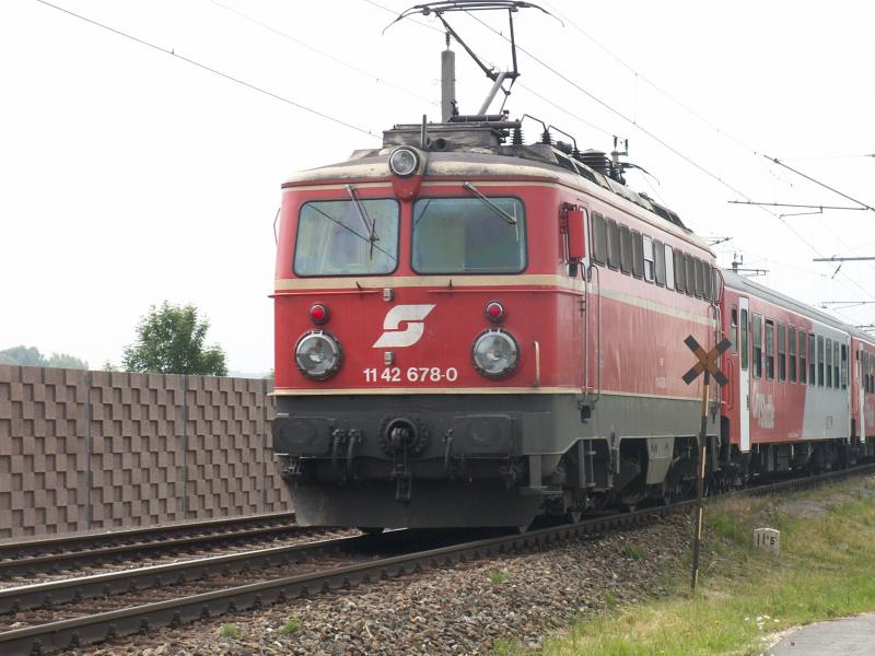18.6.2005, 1142 678-0 in Richtung Kirchdorf an der Krems, Streckenteil Ansfelden-Nettingsdorf, Minolta Dimage Z3