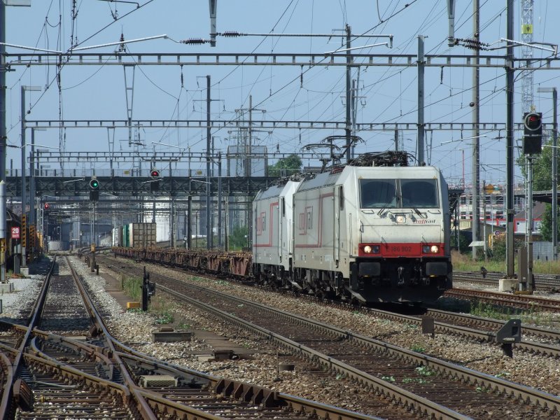 186er Prchen (186 902,186 906) der Firma Crossrail auf dem Weg in Richtung Olten kurz vor Pratteln am 30.08.08