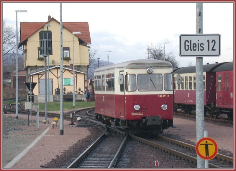 187011-2 verlsst Gernrode Richtung ehemaliges Normalspurtrassee nach Quedlinburg. (14.12.2006)