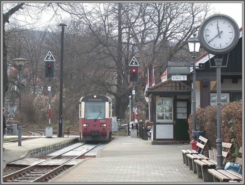 187018-7 ist als Zug 8902 soeben aus Eisfelder Talm�hle kommend in Wernigerode Westerntor eingetroffen. (13.12.2006)