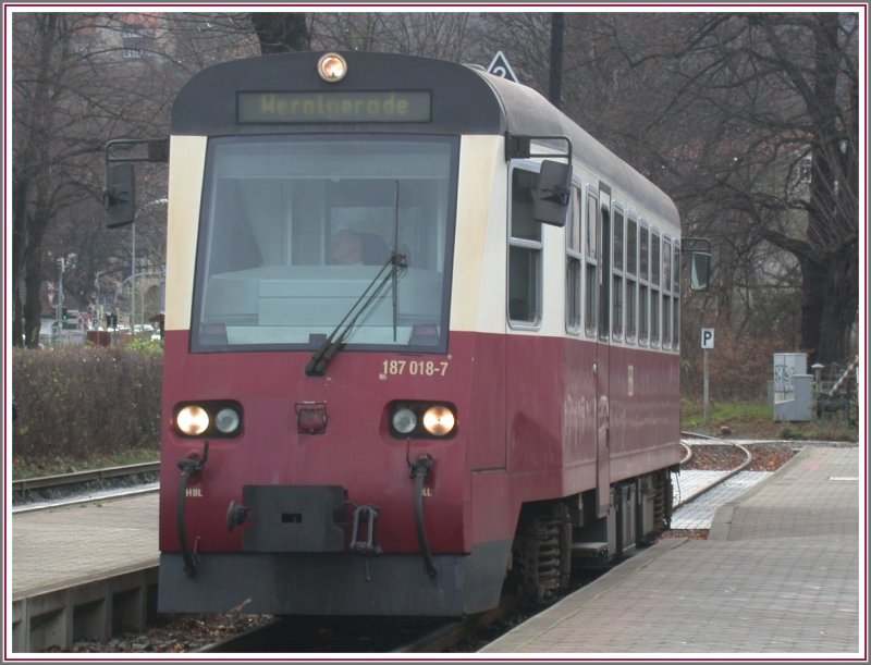 187018-7 ist einer von vier 1999 gelieferten Halberst�dter Triebwagen. Wernigerode Westerntor 13.12.2006