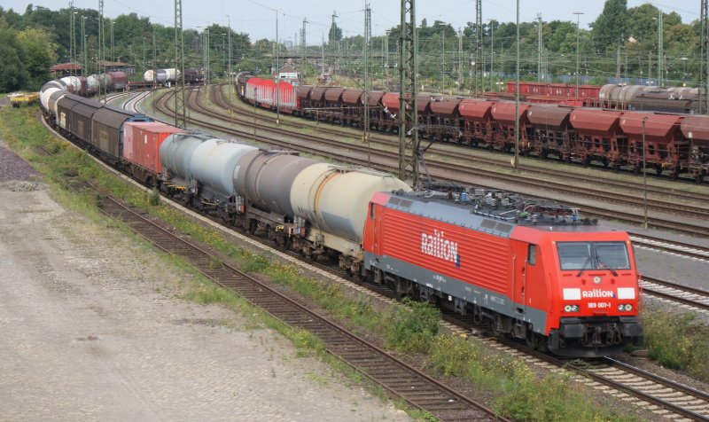 189 001-1 fuhr mit einem gemischten Gterzug am 01.08.2009 in den Seelzer Rbf. ein.