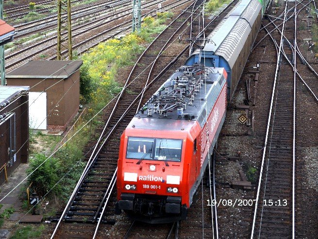 189 001-1 mit Hangartner KLV bei Einfahrt in Halle Saale.