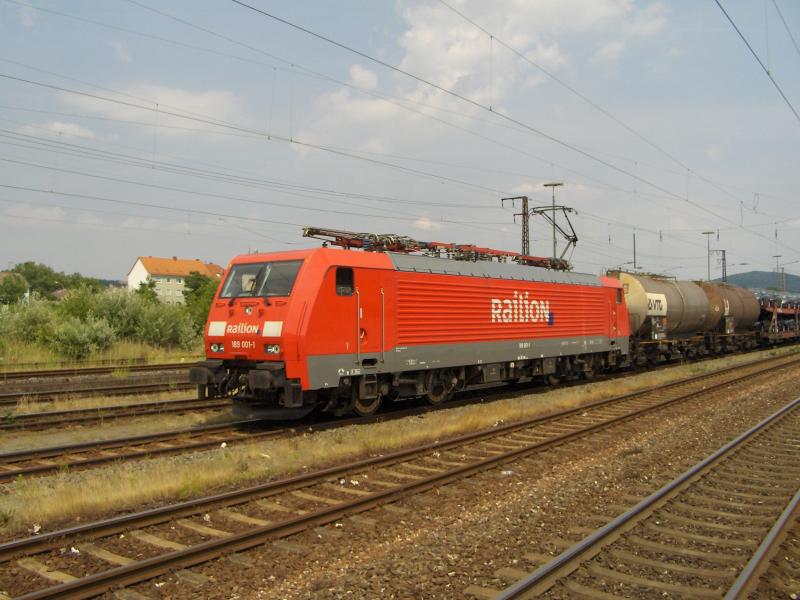 189 001-1 von Railion fhrt am 24.06.2005 durch Aschaffenburg Hbf.
