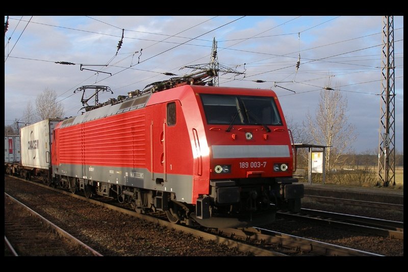 189 003 mit Containerzug, 30.12.07, Bahnhof Saarmund
