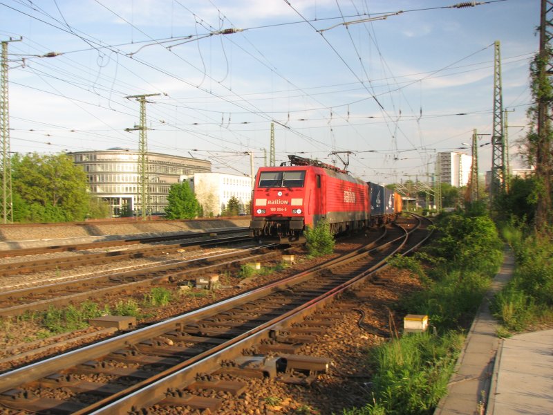 189 004-5 hatte es mit ihrem Gterzug ziemlich eilig den Gterbahnhof Dresden-Friedrichstadt zu erreichen.25.04.07
