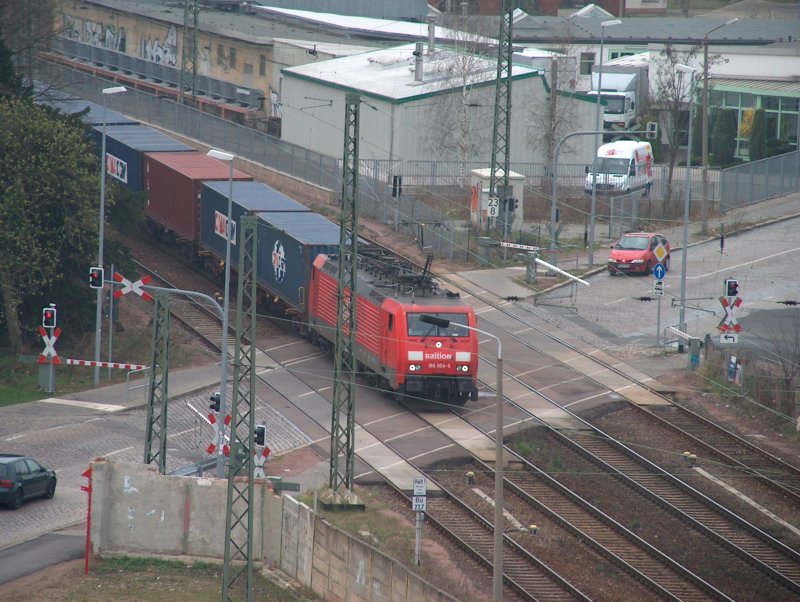 189 004-5 mit einem langen Containerzug durch Dessau am 05.04.09