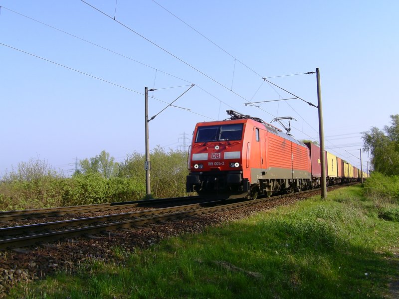 189 005 - 2 mit einem Containerzug auf der Hafenbahn in Hamburg - Moorburg aus dem Hafen kommend. aufgenommen am 16.04.2009 um 8:27 bei herrlichem Sonnenschein.