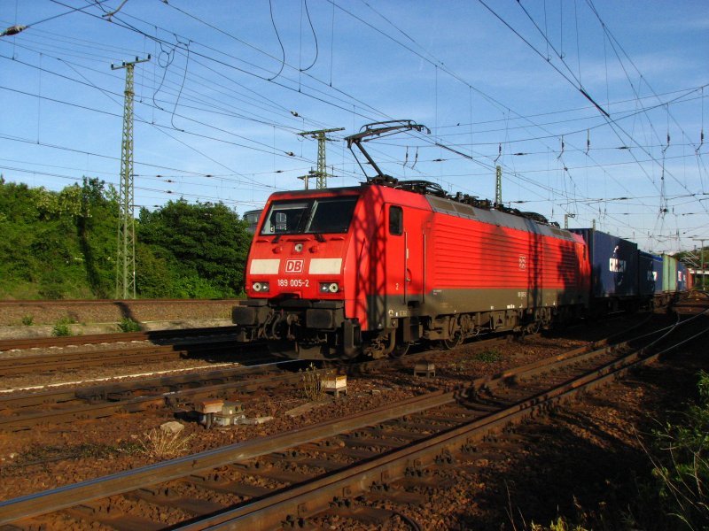 189 005-2 ist mit einem Containerzug nach Hamburg unterwegs.Hier kurz vor Dresden Friedrichstadt.14.05.09