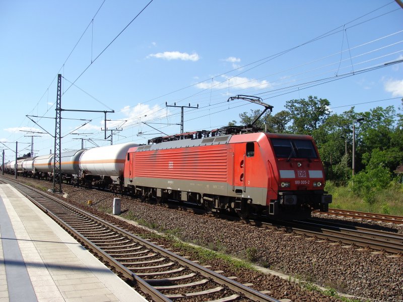 189 005-2 mit einem Ganzzug Kesselwagen aus Richtung Halle in Leipzig-Wahren. Fotografiert am 13.06.2009