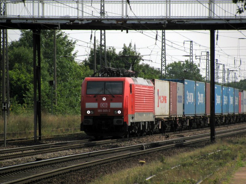 189 005-2 mit einem vollen Containerzug am 17.08 durch Saarmund, Gru an den Tf! 