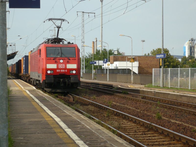 189 006-0 mit Containerzug bei der Durchfahrt Bahnhof Doberlug-Kirchhain (Strecke Berlin-Dresden) in Richtung Elsterwerda. Aufnahme: 12.08.2007