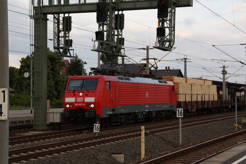 189 007-9 passiert am 18.06.08 die Signalbrcke im Bahnhof Heidenau.