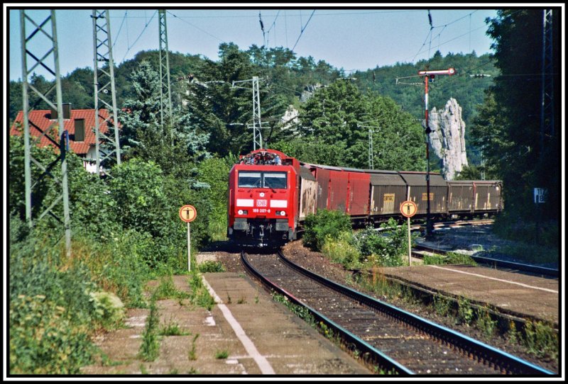 189 007 fhrt mit einem Gterzug bestehend aus Schiebewandwagen von Ingolstadt Richtung Nrnberg. Aufgenommen in Dollnstein.