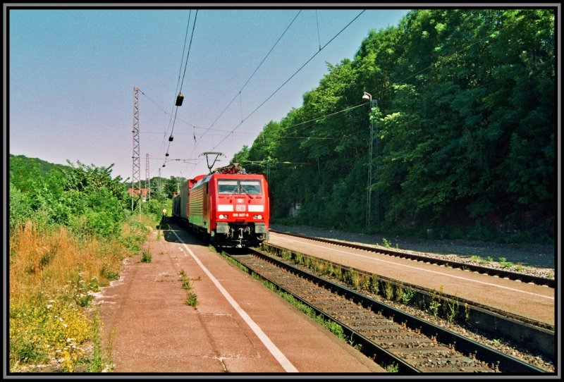 189 007 fhrt mit einem Gterzug mit Schiebewandwagen von Ingolstadt Richtung Nrnberg. Aufgenommen im Sommer 2006 in Dollnstein.