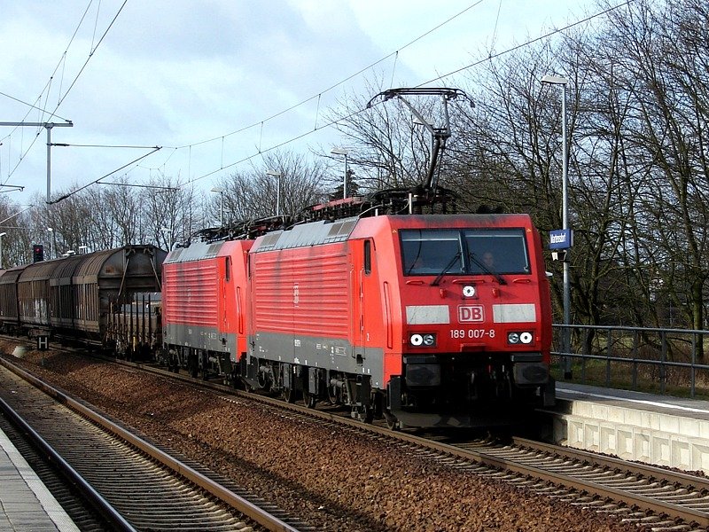 189 007 mit ihrer „faulen Schwester“ 189 006 bei der Durchfahrt durch den Bahnhof Martensdorf bei Stralsund. (05.02.07)