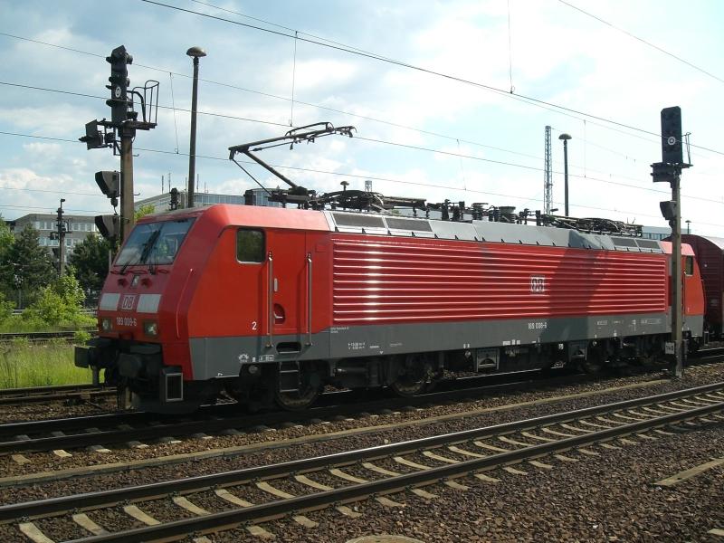 189 008-6 mit einem  Gemischtwarenladen  Gterzug fhrt durch Berlin-Schnefeld (weiter hinten musste sie an einem Signal halten um einem RE den vortritt zu lassen).