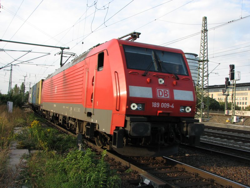189 009-4 ist mit einem Containerzug Richtung Tschechien unterwegs hier im Gleisdreieck Dresden-Altstadt.31.09.07.