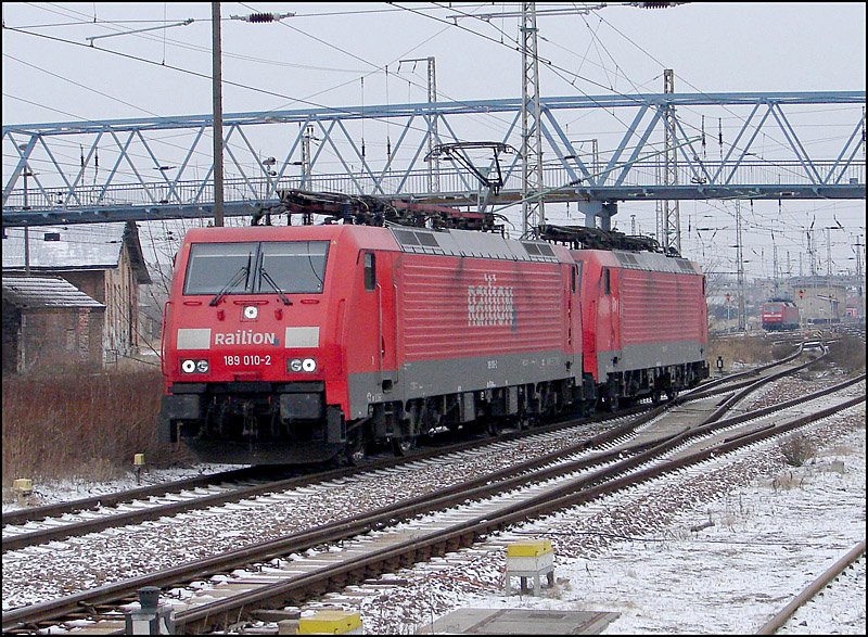 189 010-2 & 189 026-8 verlassen den Hbf Stralsund in Richtung Rgen. (am 24.01.07)