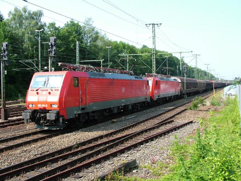 189 011-0 + 189 xxx-x mit Gterzug in Backnang am 16.07.2005 auf der KBS 784 (Nrnberg Rbf - Kornwestheim).