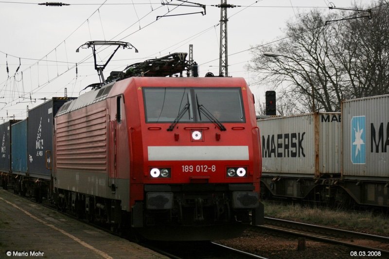 189 012-8 mit Containerzug durch Priort.