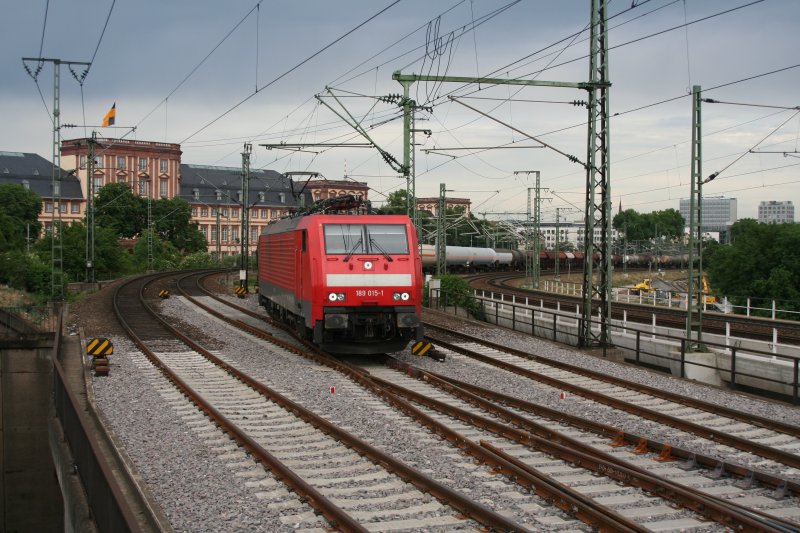 189 015 mit einem Gterzug bei Mannheim am 13.5.2007