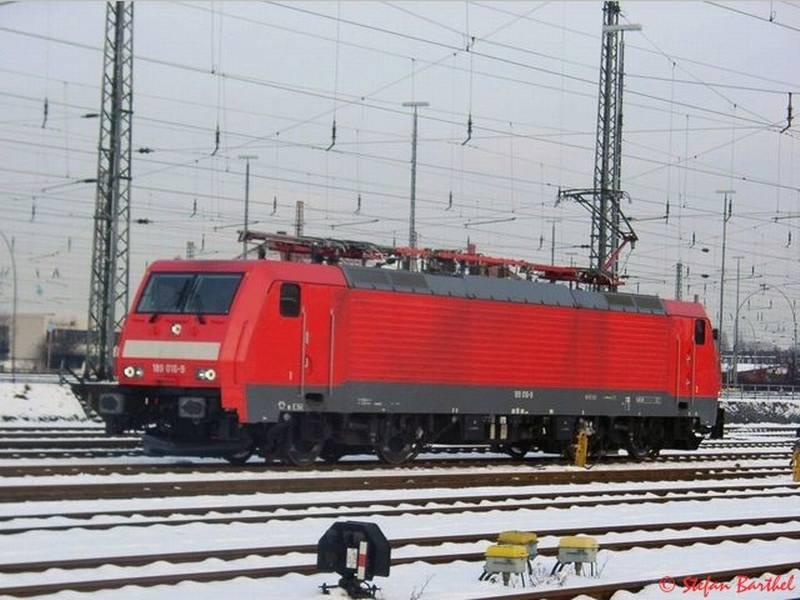 189 016-9 rangiert im Gterbahnhof Hamburg Sd. Dies ist der grte Bahnhof im Hamburger Freihafen. Ende Januar hatte es hier noch einmal geschneit.
