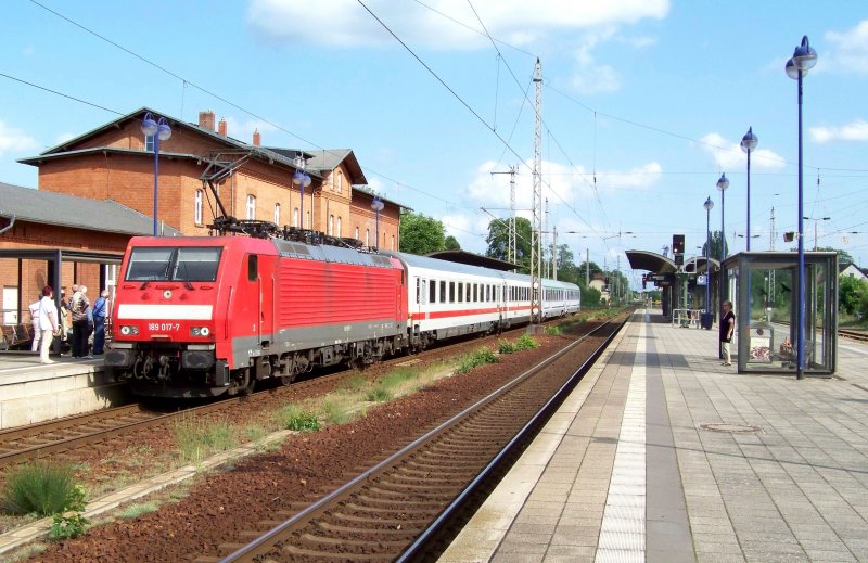 189 017-7 fhrt hier gerade mit dem EC340  Wawel  (Krakow Glowny - Berlin Hbf) in den Bahnhof von Lbben/Spreewald ein. 