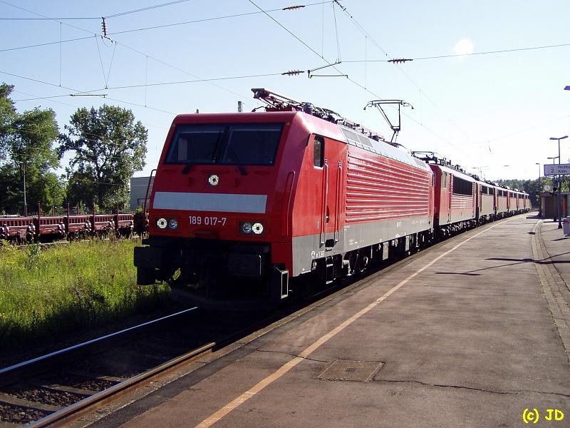189 017-7 fhrt einen Lokzug mit einer 155er und einigen 140ern Richtung Kln am 18.9.04 in Friedrich-Wilhelms-Htte