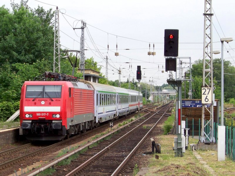 189 017-7 kommt hier mit dem EC341  Wawel  (Berlin Hbf -> Krakow Glowny) durch den Bahnhof von Knigs Wusterhausen geschossen. (+15) 22.05.2009